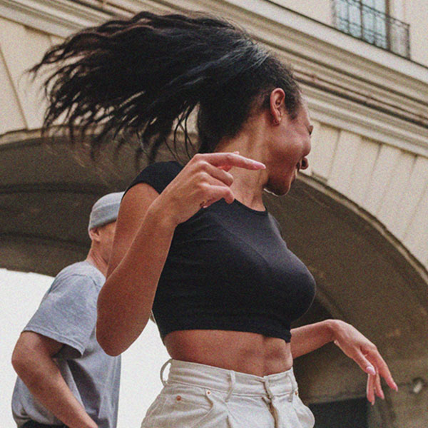 Mujer bailando con energía en Master Dance