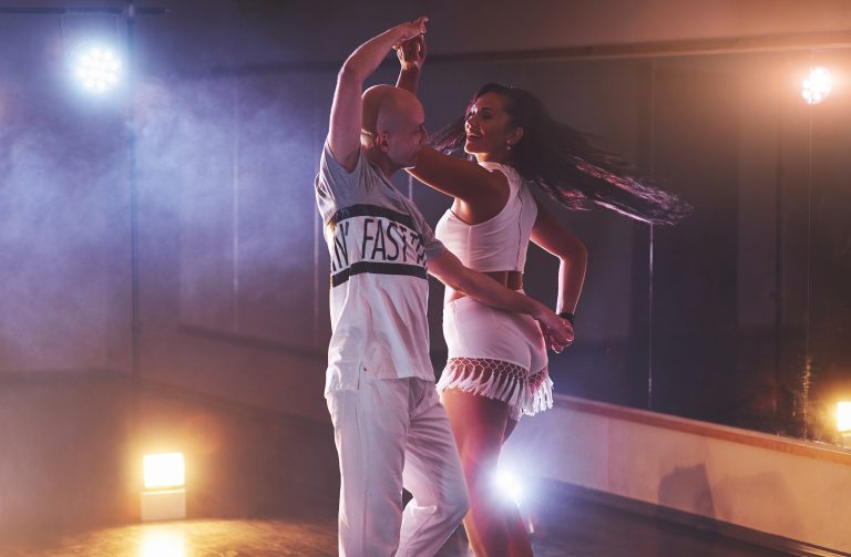 Personas bailando en Master Dance